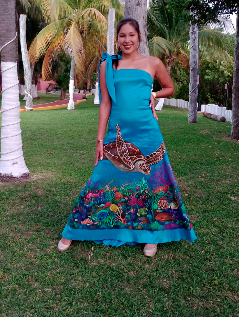 "Visitando el arrecife" Vestido de la colección premiada en Cancún 2023. Carvani Arte y Moda de Autor.